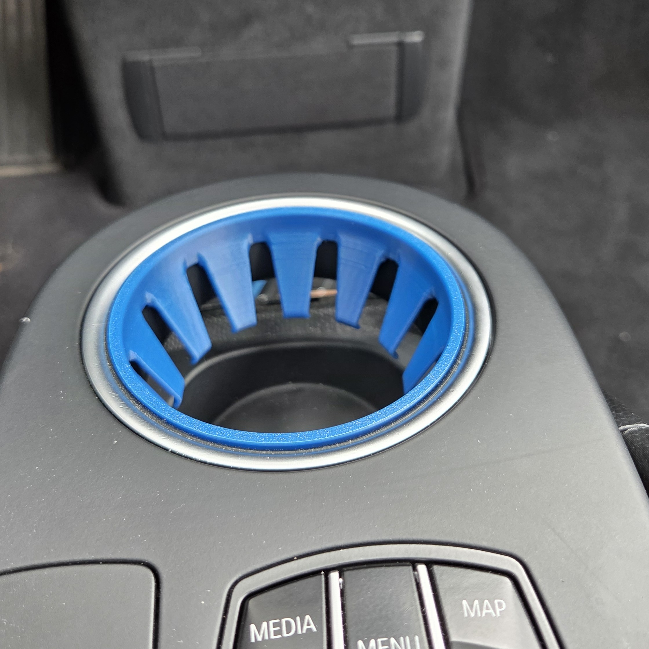 Reduzierung für Getränkehalter beim BMW i3 / i3s – Bild 2